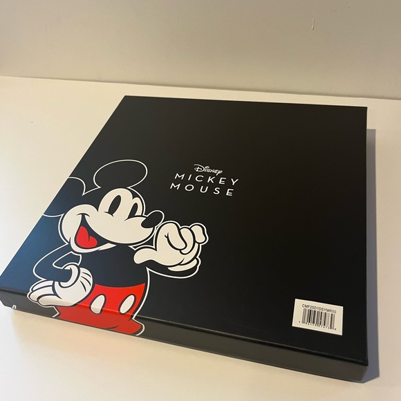 Mickey Mouse 3 piece gift-set Wristlet , Card Holder, and keychain in gift box - Picture 4 of 4